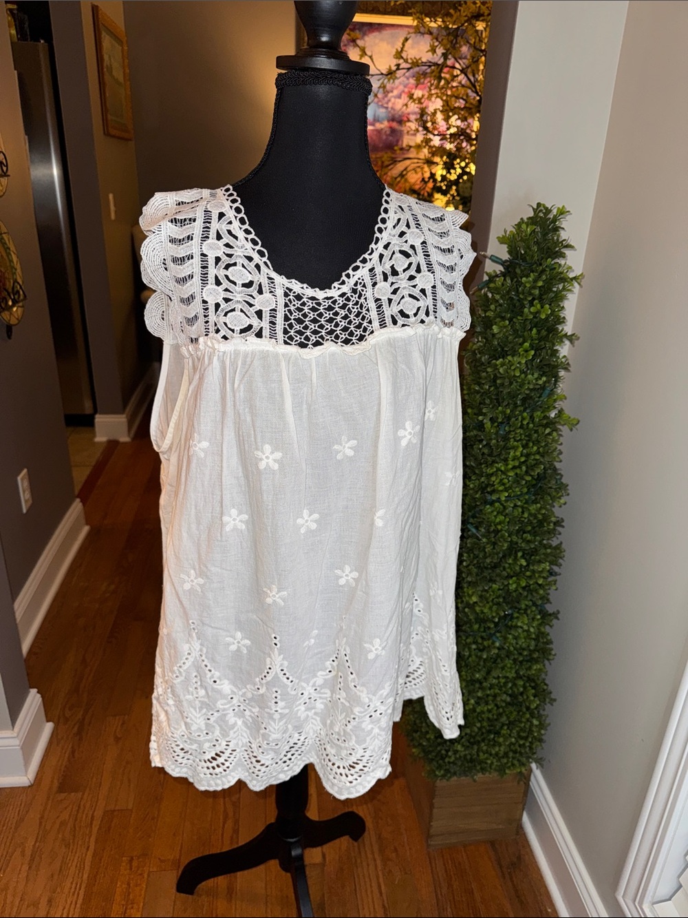 DAVI & DANI White Eyelet Lace Yoke Sleeveless Top 2X EUC